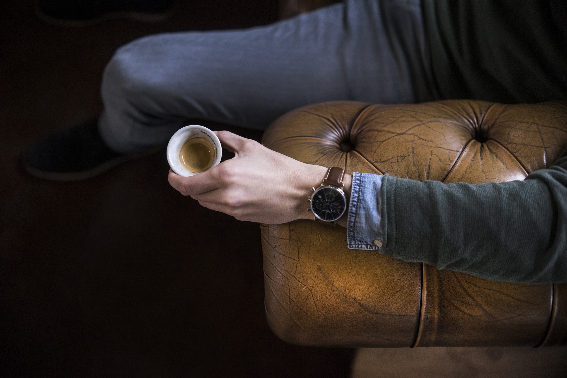 Het is heerlijk koffie drinken op een chesterfield. Wat is er beter dan in alle rust een kopje koffie drinken. In een chique Mancave is het goed toeven.