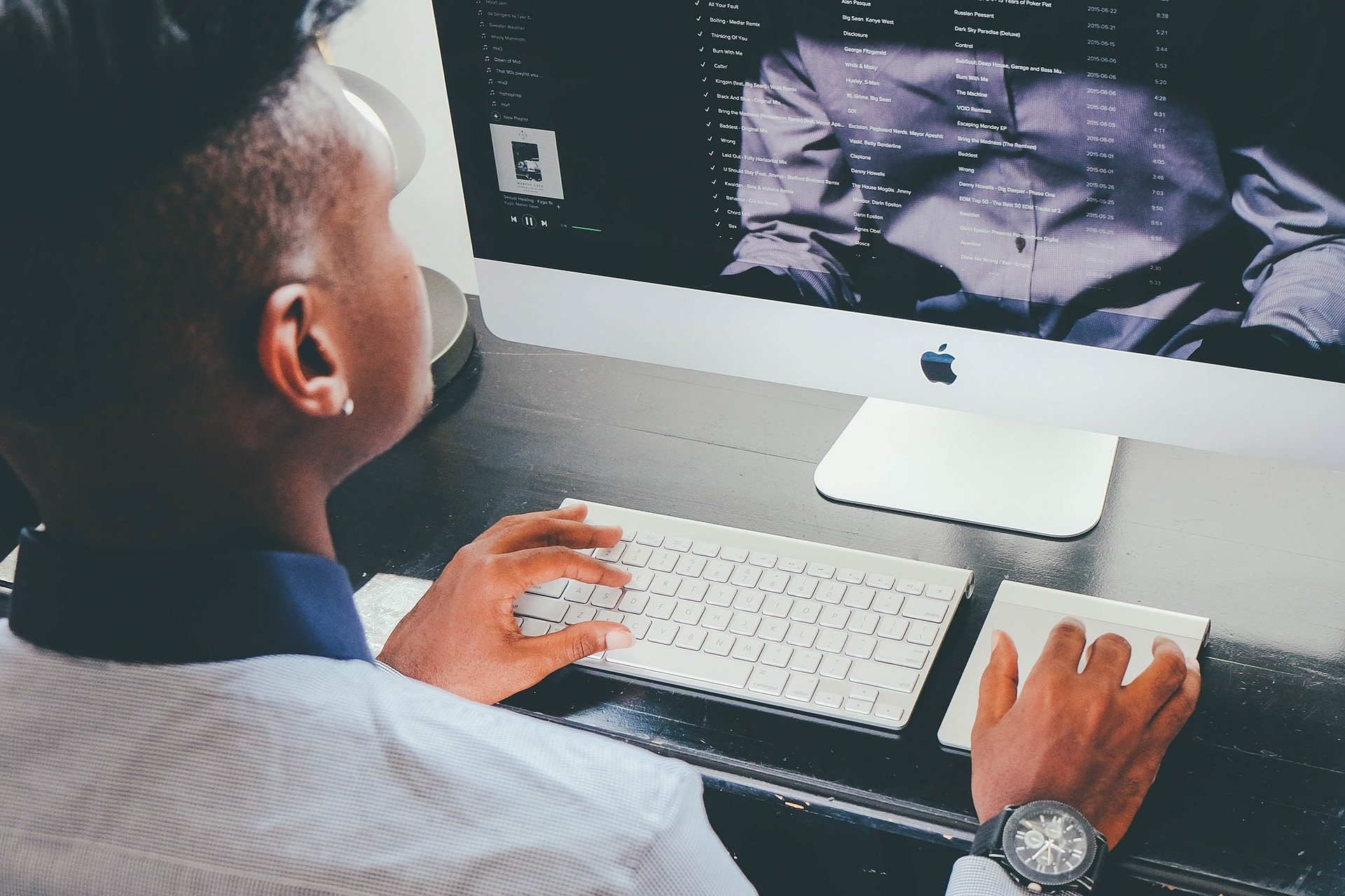 Thuiswerker aan het werk achter een apple computer